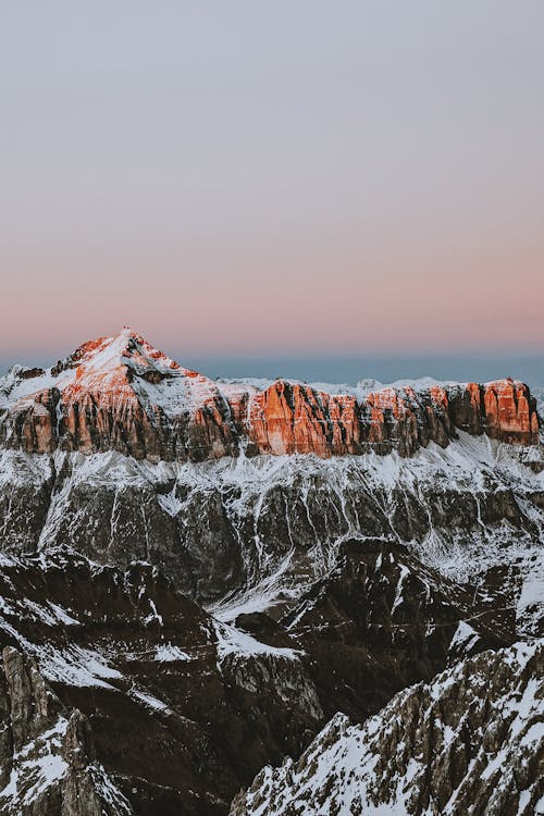 Fotografía De Montaña Durante El Amanecer