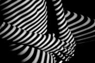 抽象黑白图像通过条纹阴影的运用，营造出深度与神秘感