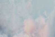 天空平静，云朵柔和，月色微妙，非常适合作为和平的背景