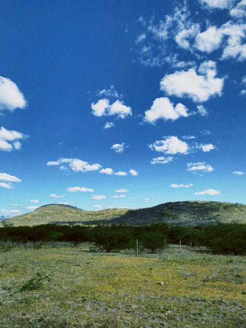 Darmowe zdjęcie z galerii z białe chmury, błękitne niebo, góra
