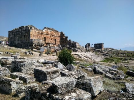 Hierapolis ruins with archaeologist — Pamukkale