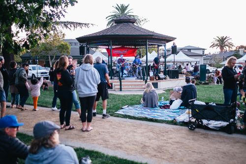 Free An outdoor concert in a Livermore park with people enjoying music and a vibrant atmosphere. Stock Photo