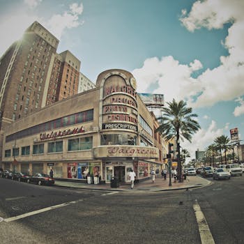 市中心充满活力的街角，既有历史建筑，也洋溢着城市生活气息