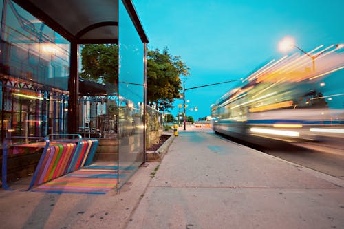 バス停のタイムラプス写真