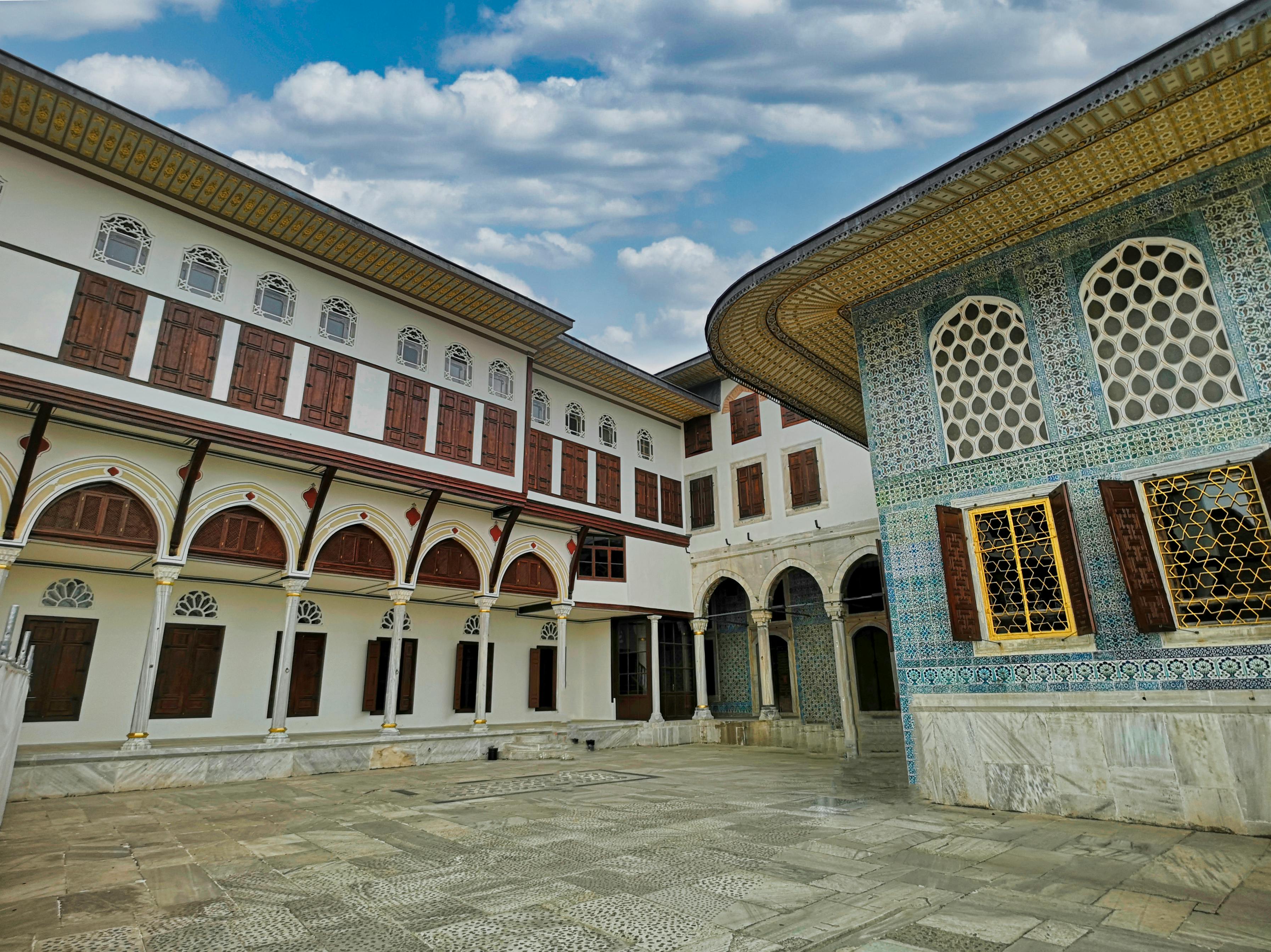 Explore elegant Ottoman architecture in an Istanbul courtyard. - Estambul
