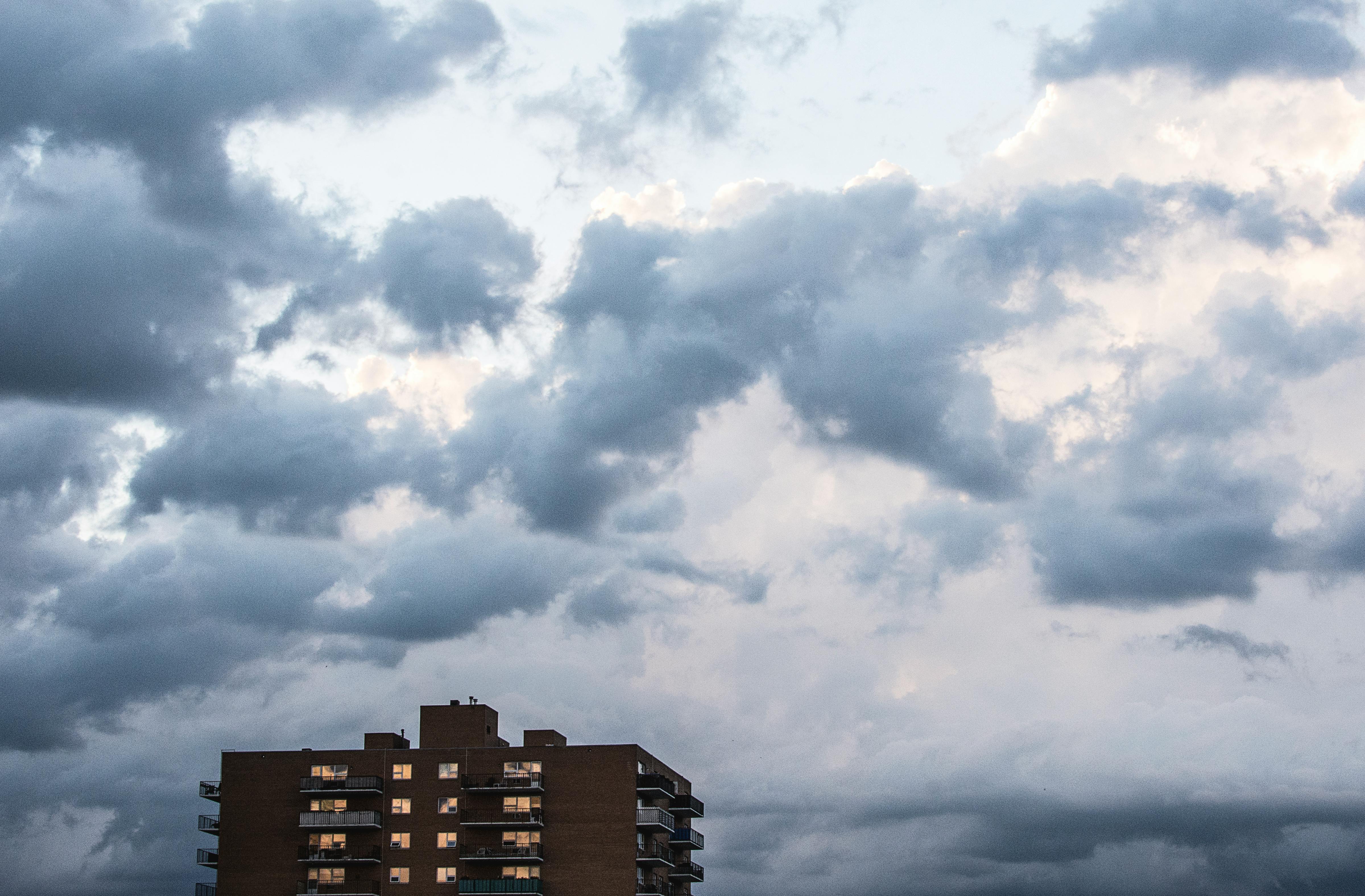 加拿大温尼伯一栋公寓楼上空出现了戏剧性的云层，为城市景观增添了一抹阴郁的氛围