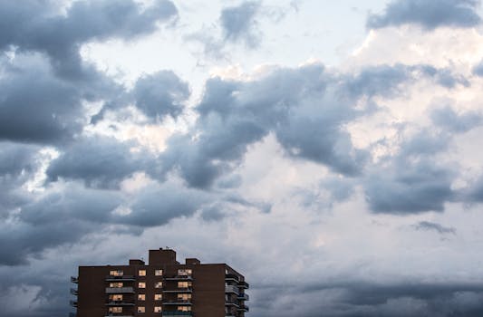 加拿大温尼伯一栋公寓楼上空出现了戏剧性的云层，为城市景观增添了一抹阴郁的氛围