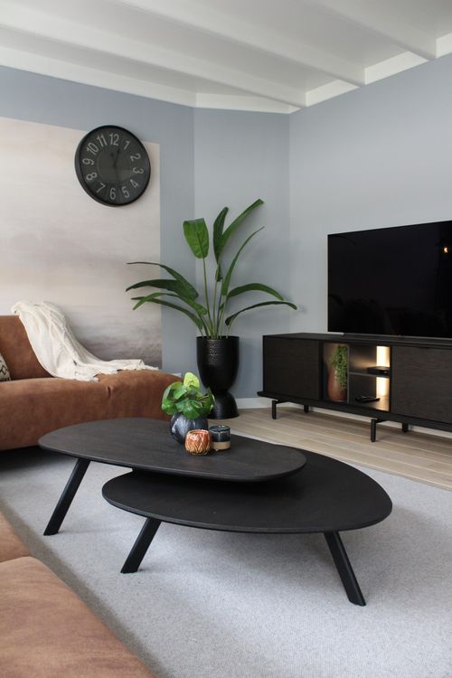 Free A cozy modern living room with minimalist furniture and decor enhancing its aesthetic. Stock Photo