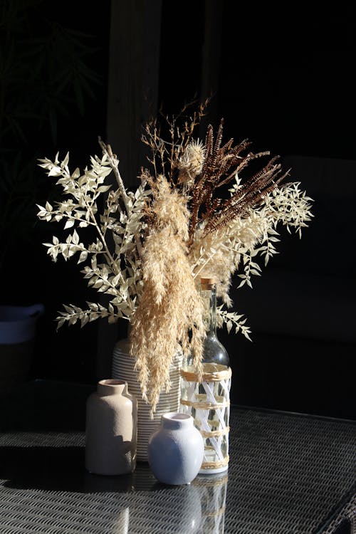 Foto profissional grátis de decoração, flores secas, mesa