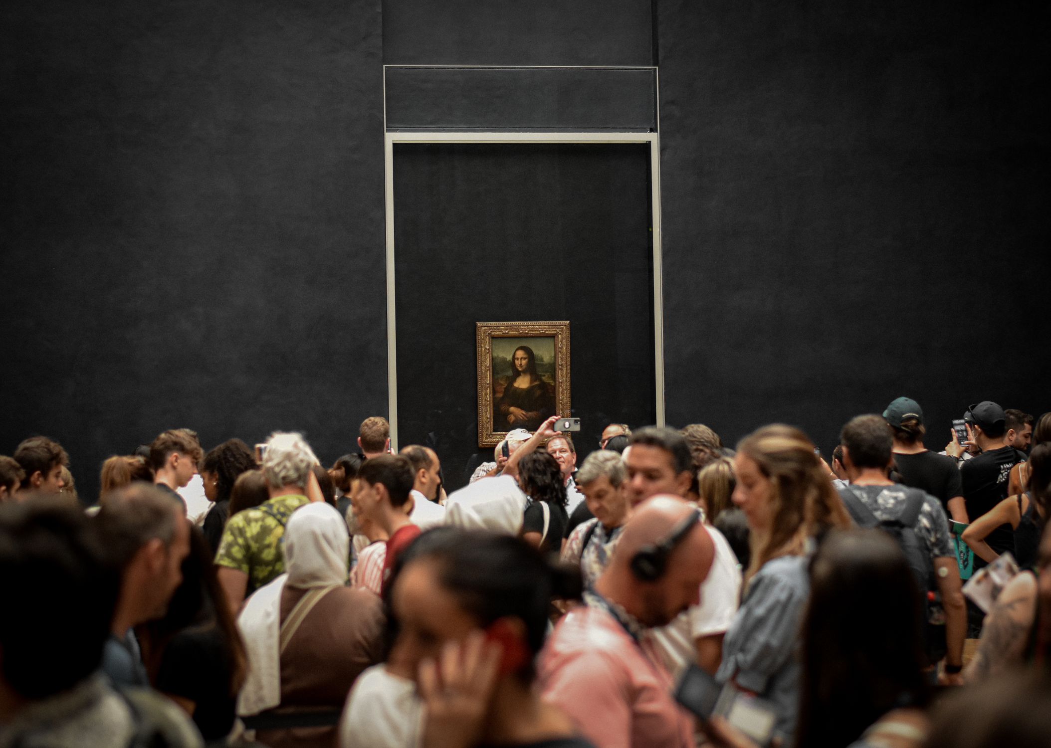 Paintain Queue Crowd of Visitors in front of Mona Lisa Painting in the Louvre · Free ...