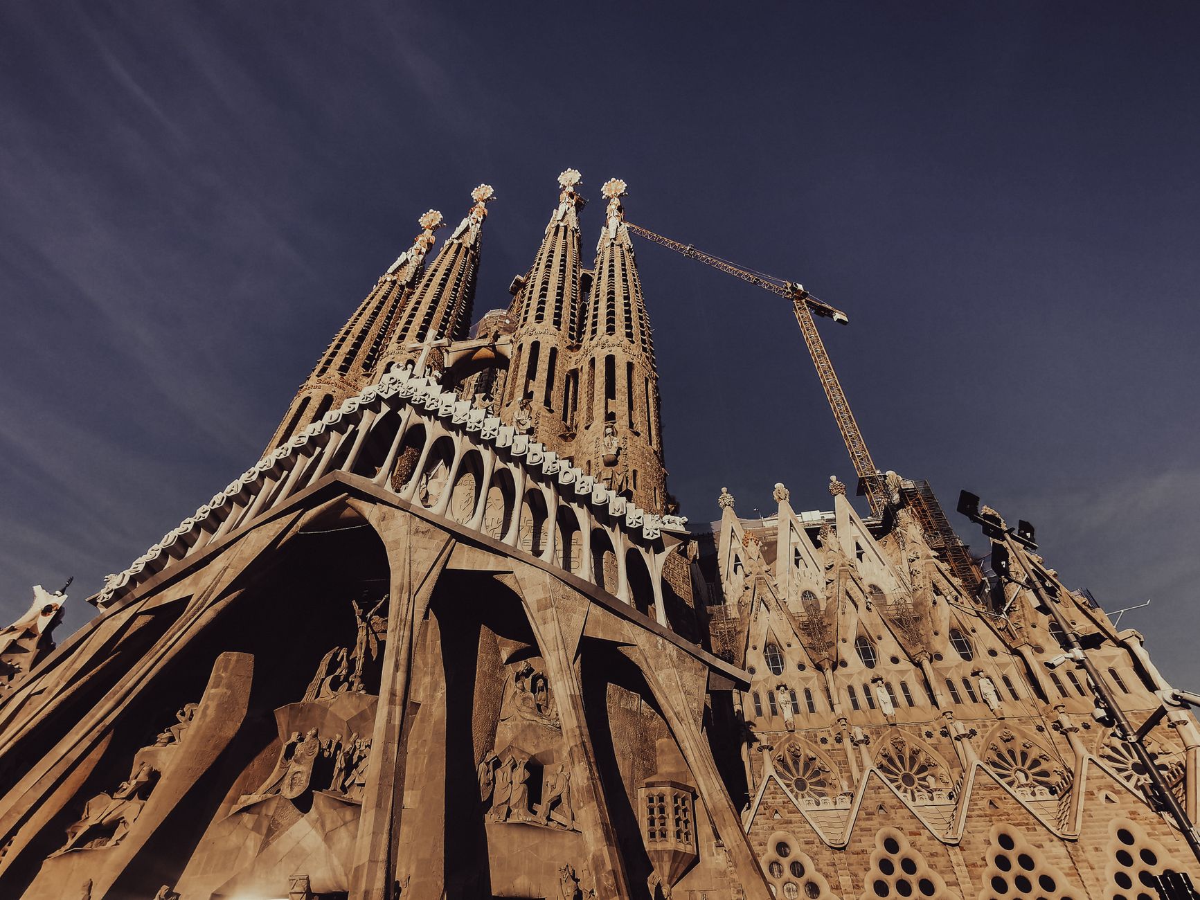 Paus zegent toren Sagrada Família, kritiek op voltooiing