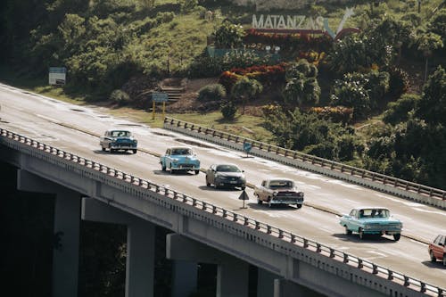 Kostenloses Stock Foto zu autos, brücke, fahrzeuge