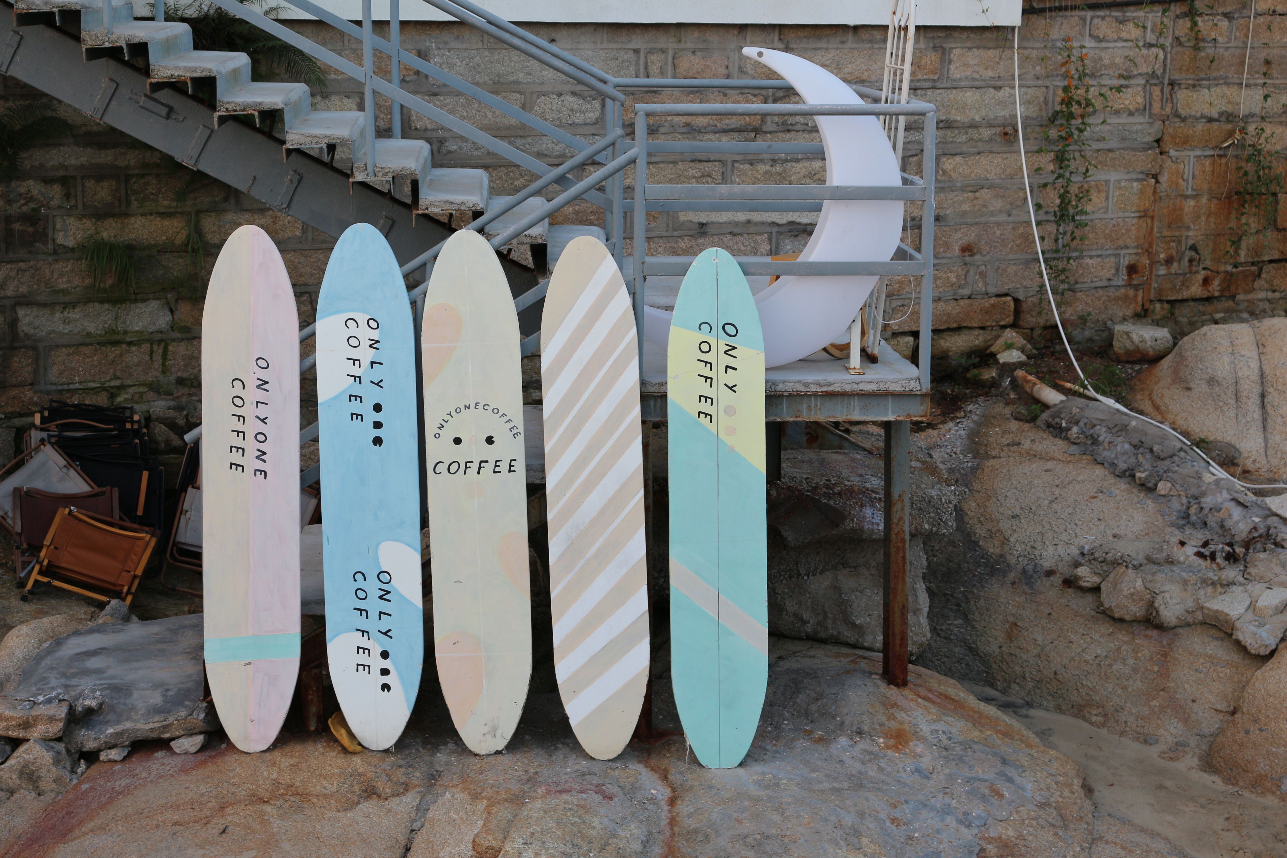 How to Display One Surfboard on Wall