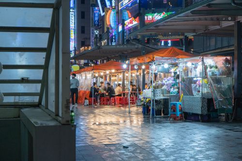 Free Business men sitting outside in Seoul, Korea Stock Photo