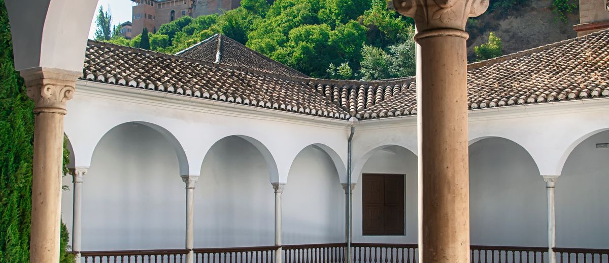 La Alhambra vista desde un patio con arcos