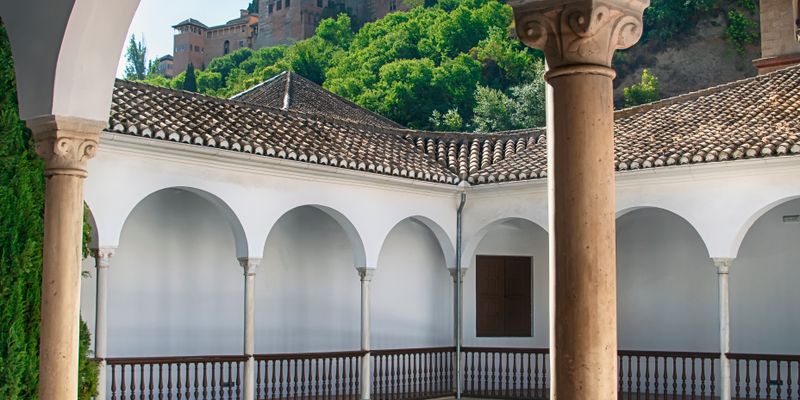 La Alhambra vista desde un patio con arcos