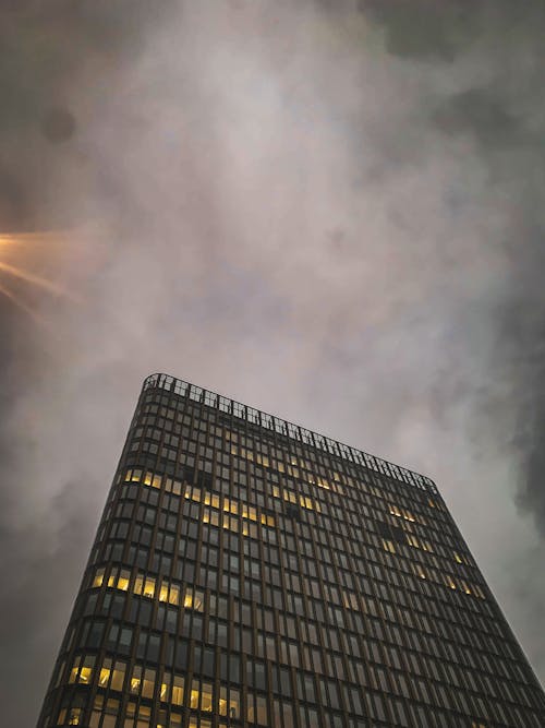 Fotos de stock gratuitas de edificio, foto de ángulo bajo, nublado