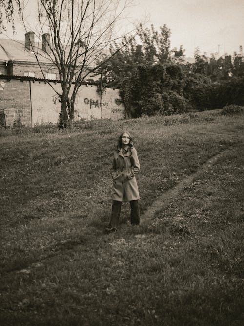 Fotobanka s bezplatnými fotkami na tému chôdza, čierna a biela, čiernobiely