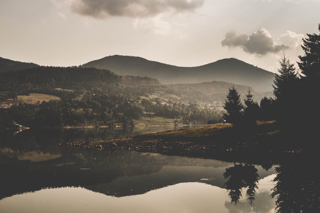 Foto Van Waterlichaam En Berg