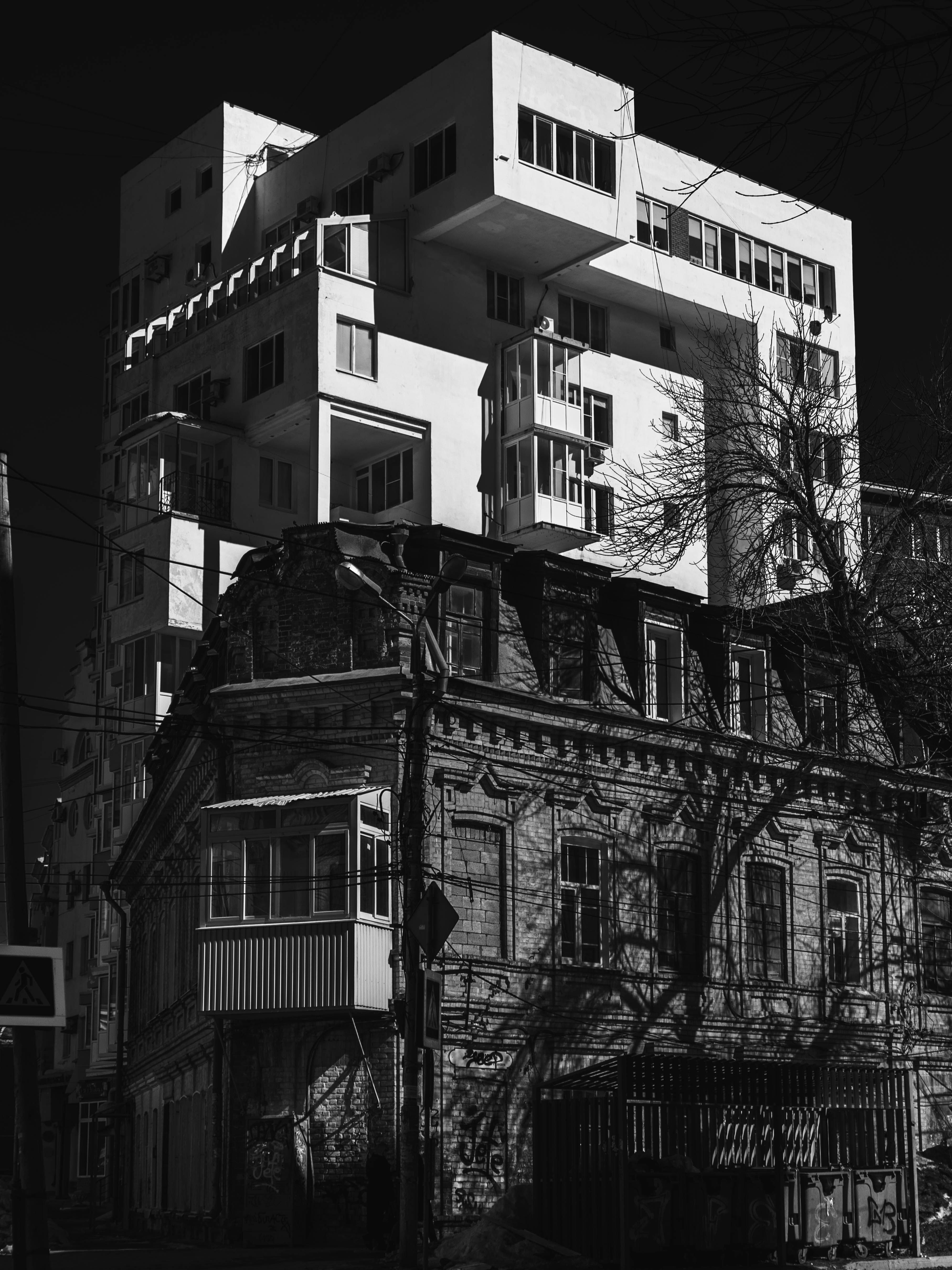 Grayscale Photo of a Concrete Structure · Free Stock Photo