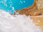 葡萄牙拉各斯海滩，海浪拍打悬崖的动态景象，非常适合夏季和旅行主题