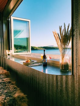 透过敞开的窗户，可以欣赏挪威海滩的宁静景色，并享用美食和饮料