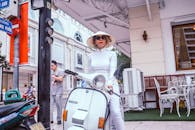 一位戴着越南帽子的优雅女子在越南繁忙的街道上被拍到