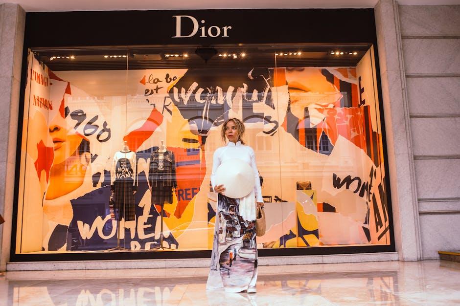 Dior dévoile un pop-up store sculpté dans la glace en Chine.