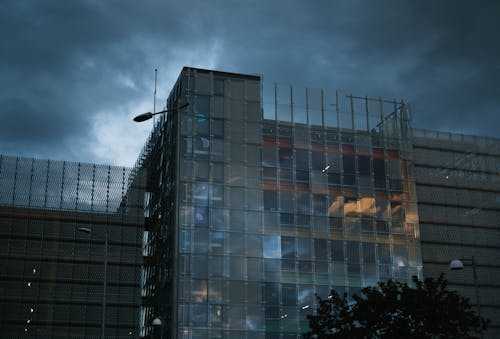 bina, cam paneller, düşük açılı görünüş içeren Ücretsiz stok fotoğraf