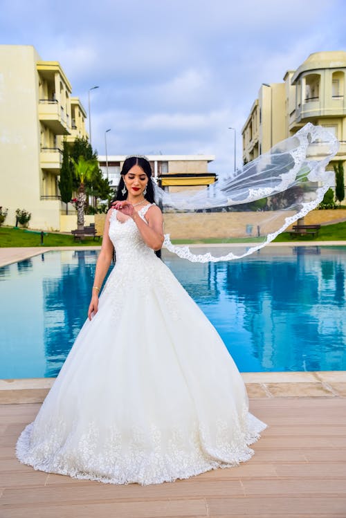 Immagine gratuita di abito bianco, abito da sposa, bordo piscina