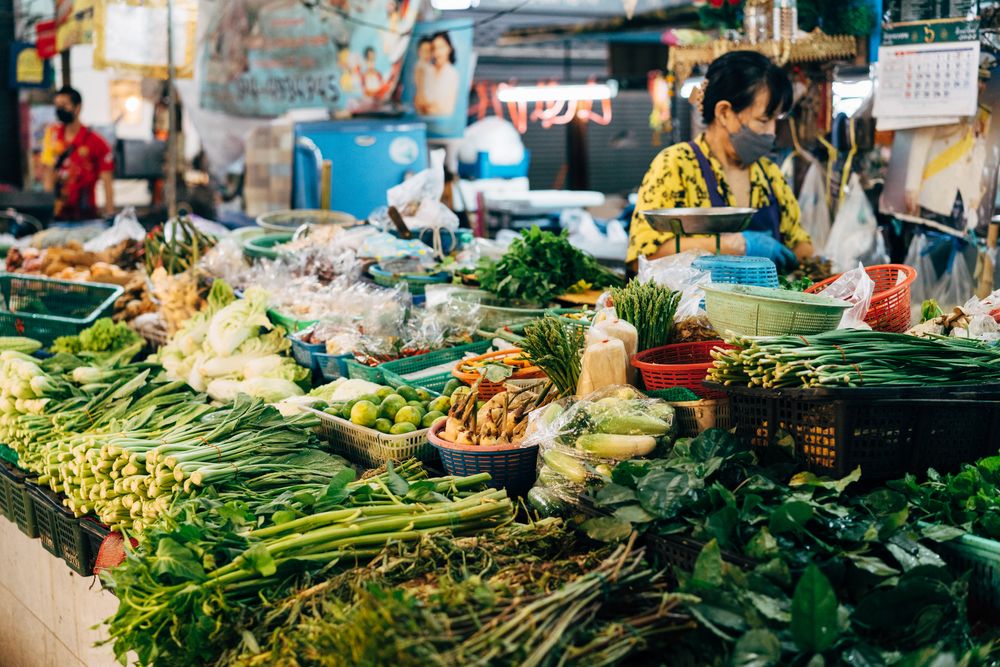 แผงผักสดในตลาดชุมชน