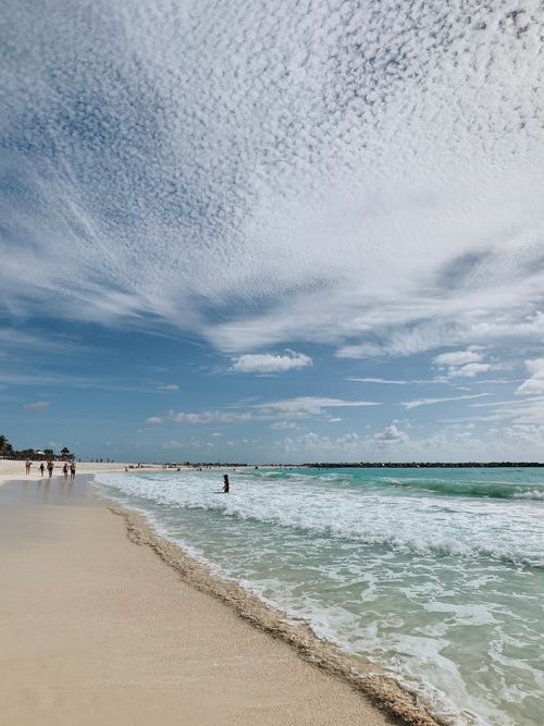 Free A scenic view of Cancún beach with gentle waves and a stunning sky, perfect for nature lovers. Stock Photo