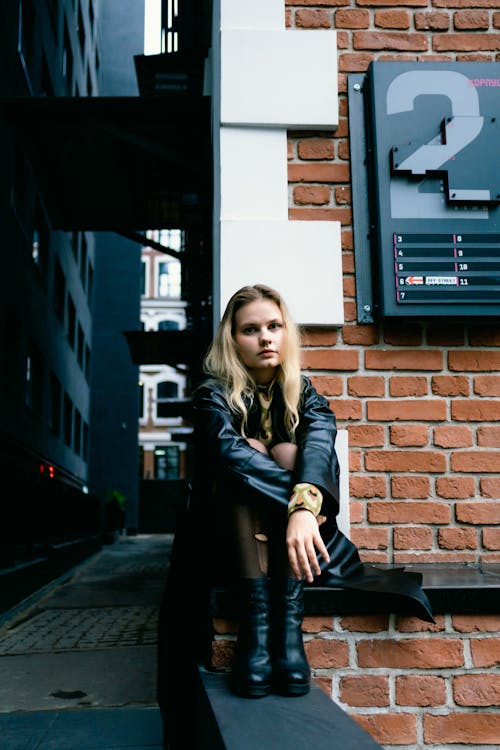 Fotobanka s bezplatnými fotkami na tému blond vlasy, exteriér budovy, kožený plášť