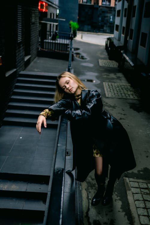 Fotobanka s bezplatnými fotkami na tému blondína, čierna kožená bunda, fotografia ulice