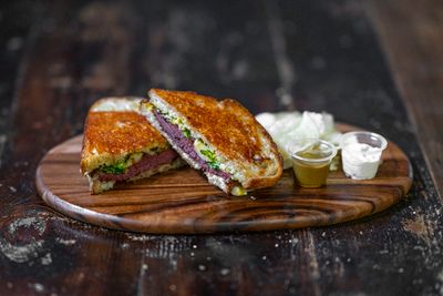 Griddled sandwich halves on a wooden board, photo by Daniel Torobekov on Pexels