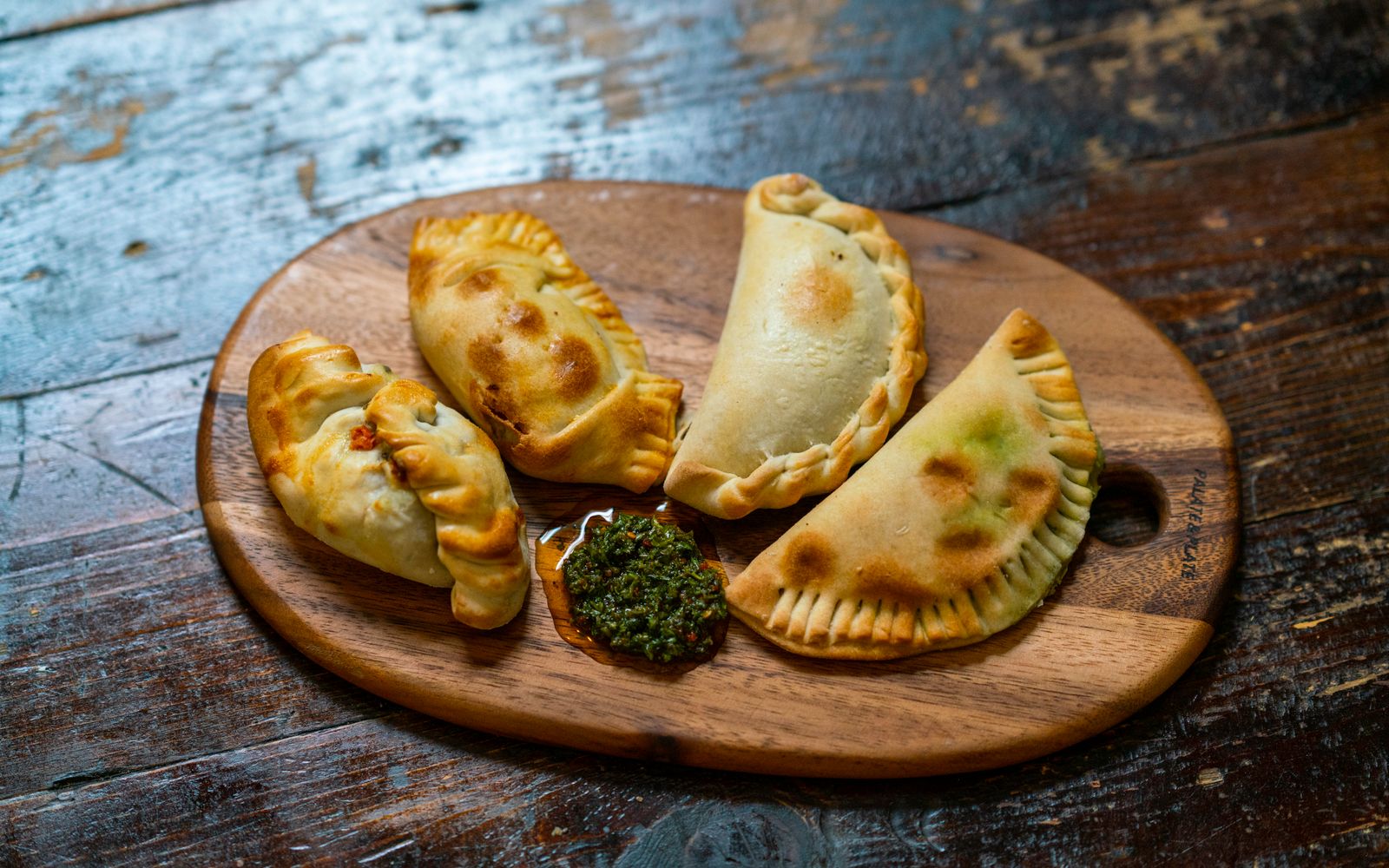 Foto de Empanadas de carne assadas com salada mista