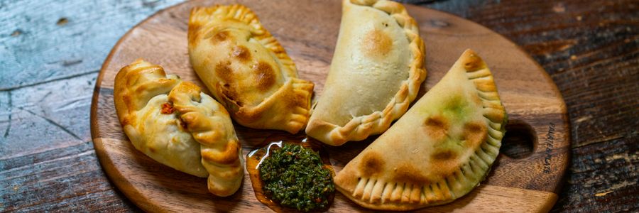 Foto de Empanadas de carne assadas com salada mista