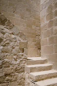 阳光明媚的乡村建筑环境中，石楼梯的纹理和设计被捕捉下来