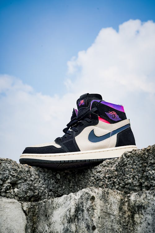 Gratis arkivbilde med air jordan 1, annonse, blå himmel