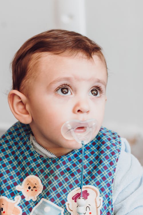 Fotobanka s bezplatnými fotkami na tému bábätko, chlapec, cumlík