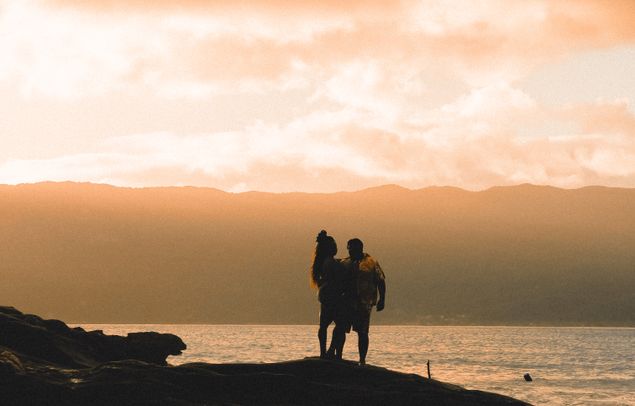 Online dating: starting a conversation on a niche platform