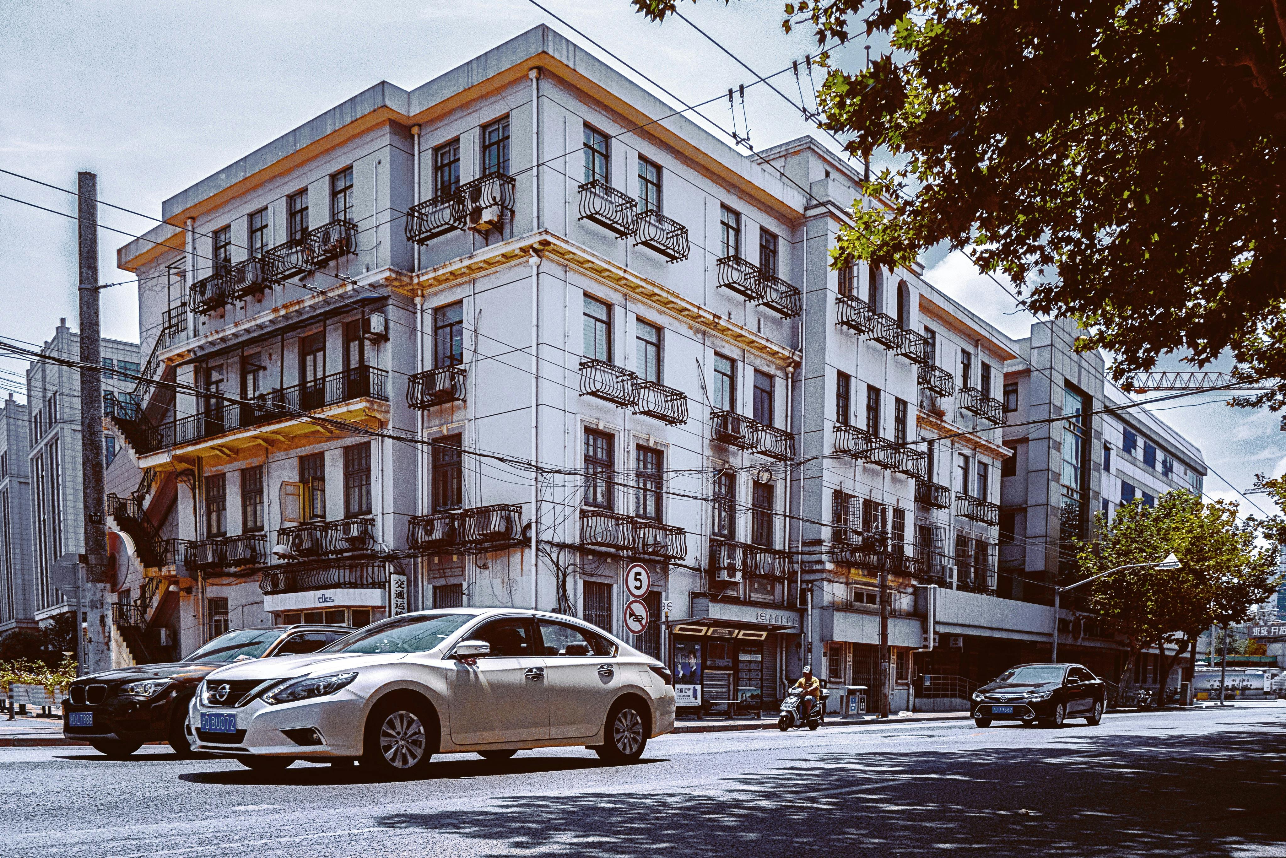 上海洋浦一条街景，捕捉了城市生活和建筑，画面中有一座带汽车的建筑