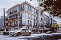 上海洋浦一条街景，捕捉了城市生活和建筑，画面中有一座带汽车的建筑