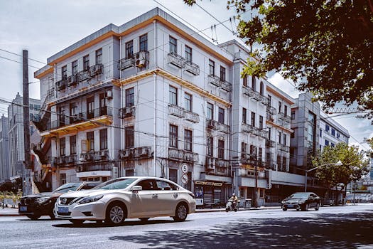 上海洋浦一条街景，捕捉了城市生活和建筑，画面中有一座带汽车的建筑