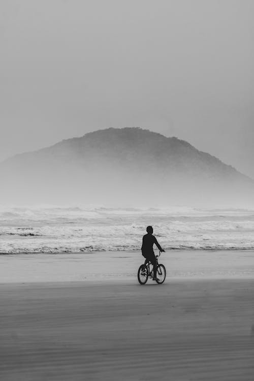 Gratuit Imagine de stoc gratuită din alb-negru, atmosferă sumbră, bicicletă Fotografie de stoc