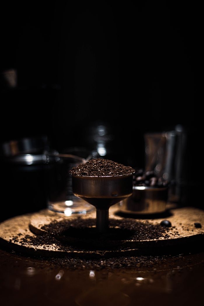 Bubuk kopi di dosing cup (ilustrasi)