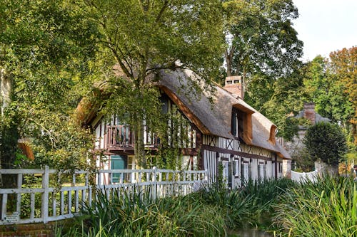 Gratis arkivbilde med bungalow, elvebredden, landlig