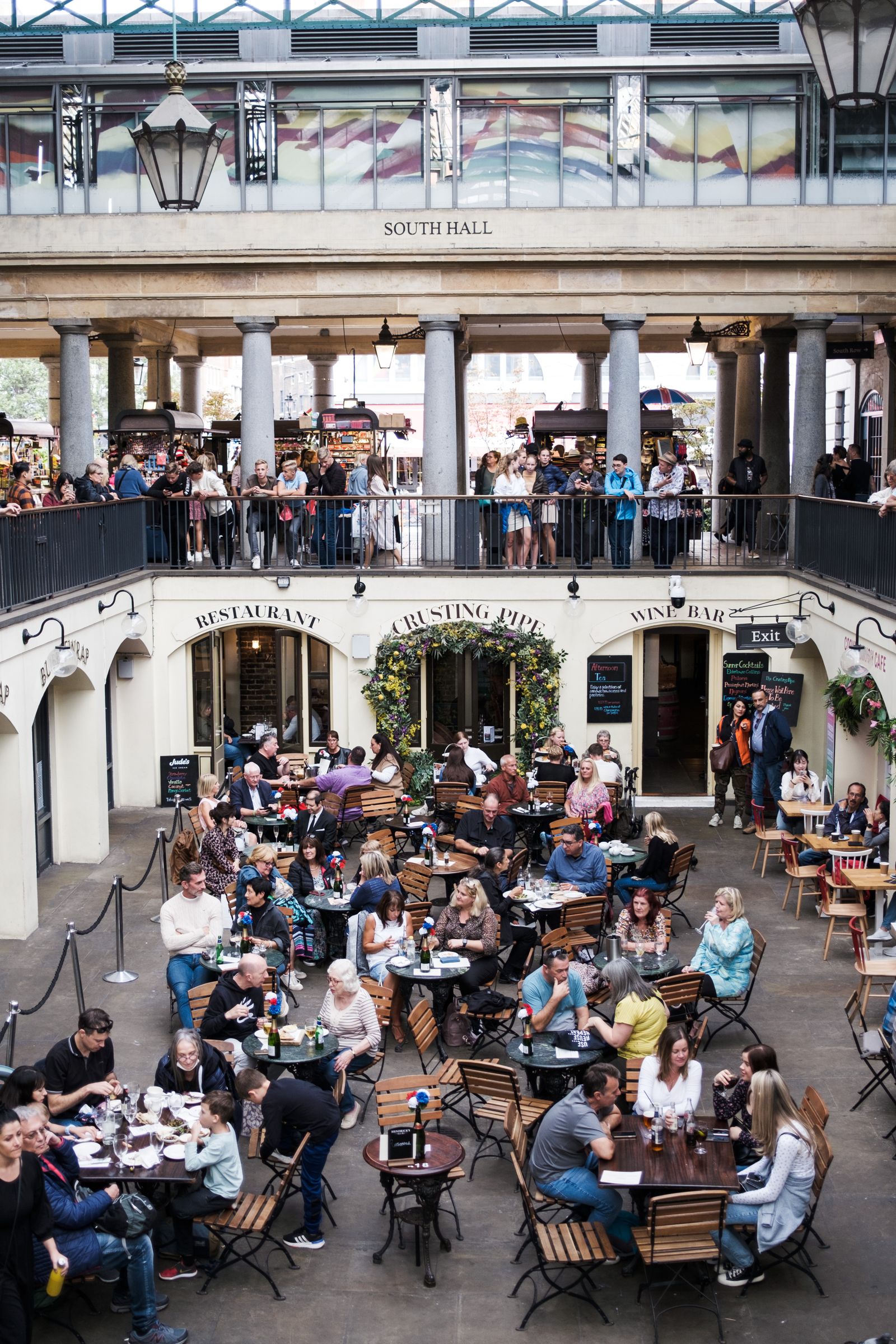 Cazare în Londra: terase în piața acoperită din Covent Garden