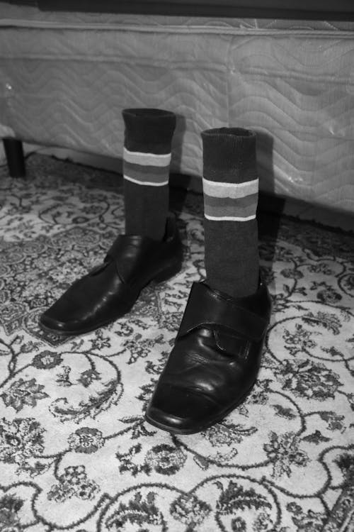 Darmowe zdjęcie z galerii z błysk, czarne buty, czarno-biały