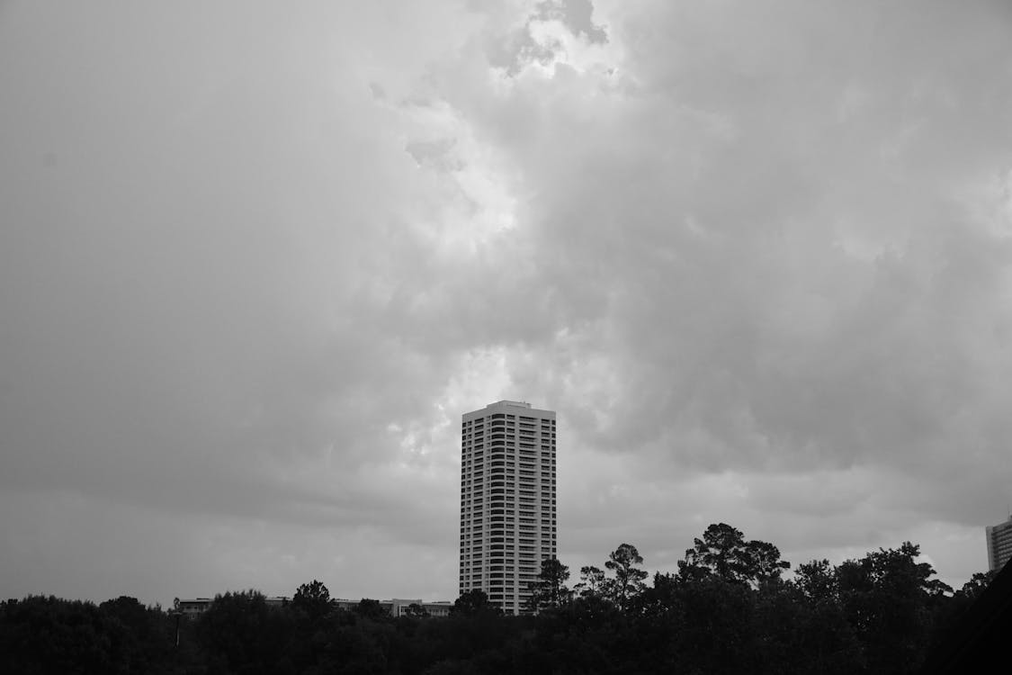 Kostnadsfri bild av lägenhetshus, svart vit
